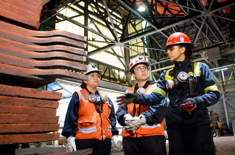 Mujer y minería: Codelco proyecta tener al año 2024 un 15% de dotación femenina