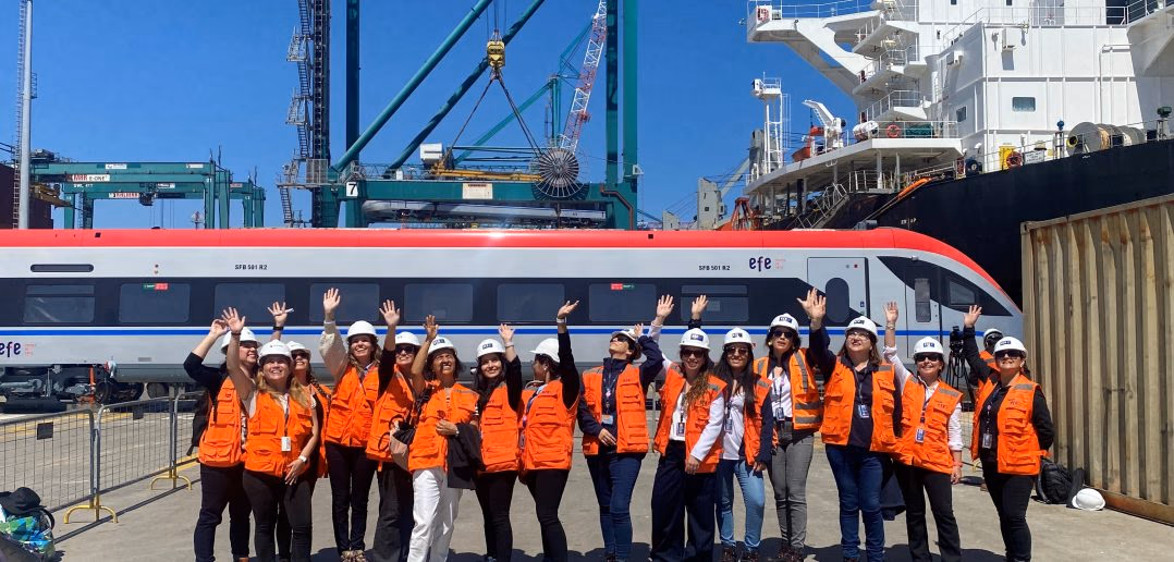 Mujeres ferroviarias reciben el tren más rápido de Sudamérica