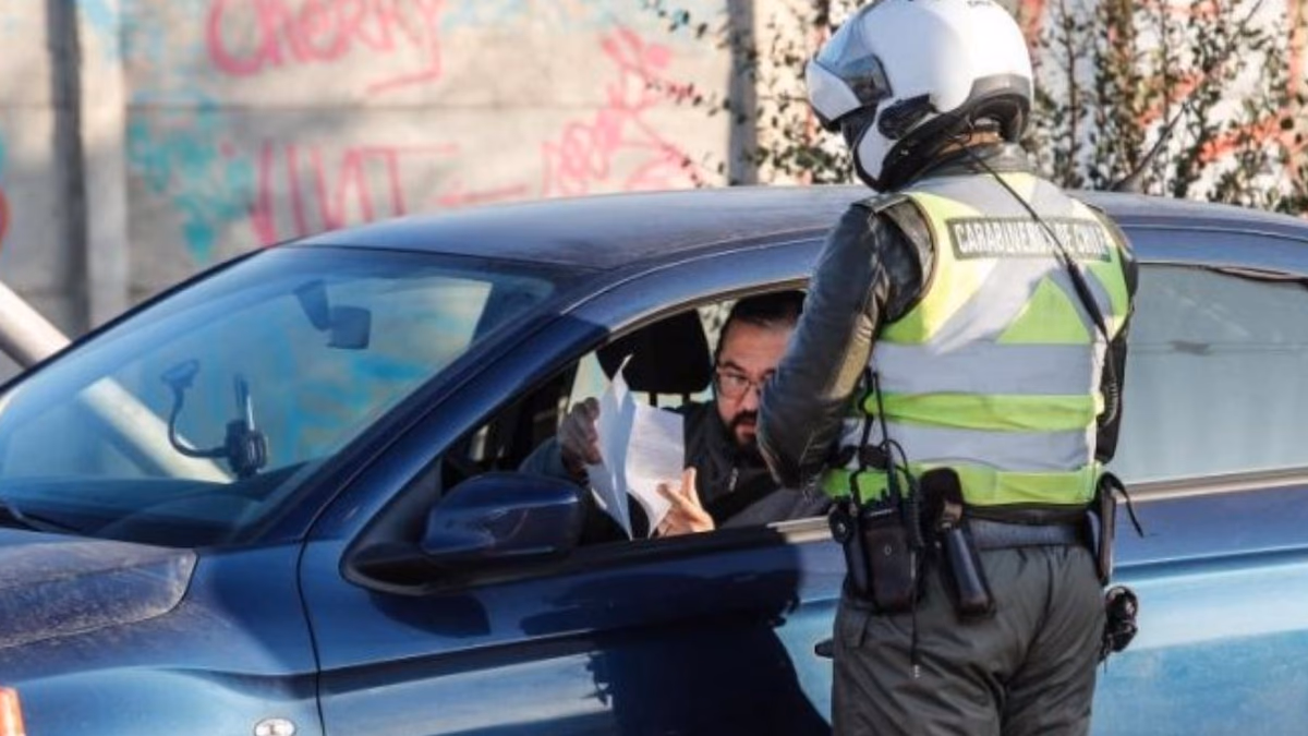Multas por estacionar frente a garajes: sanciones de más de $100 mil para conductores en 2025