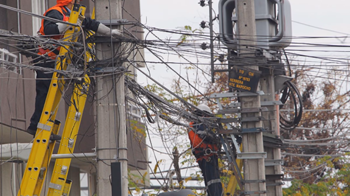 Municipios podrán retirar cables aéreos en desuso con costos a cargo de las empresas, tras nueva aprobación legislativa