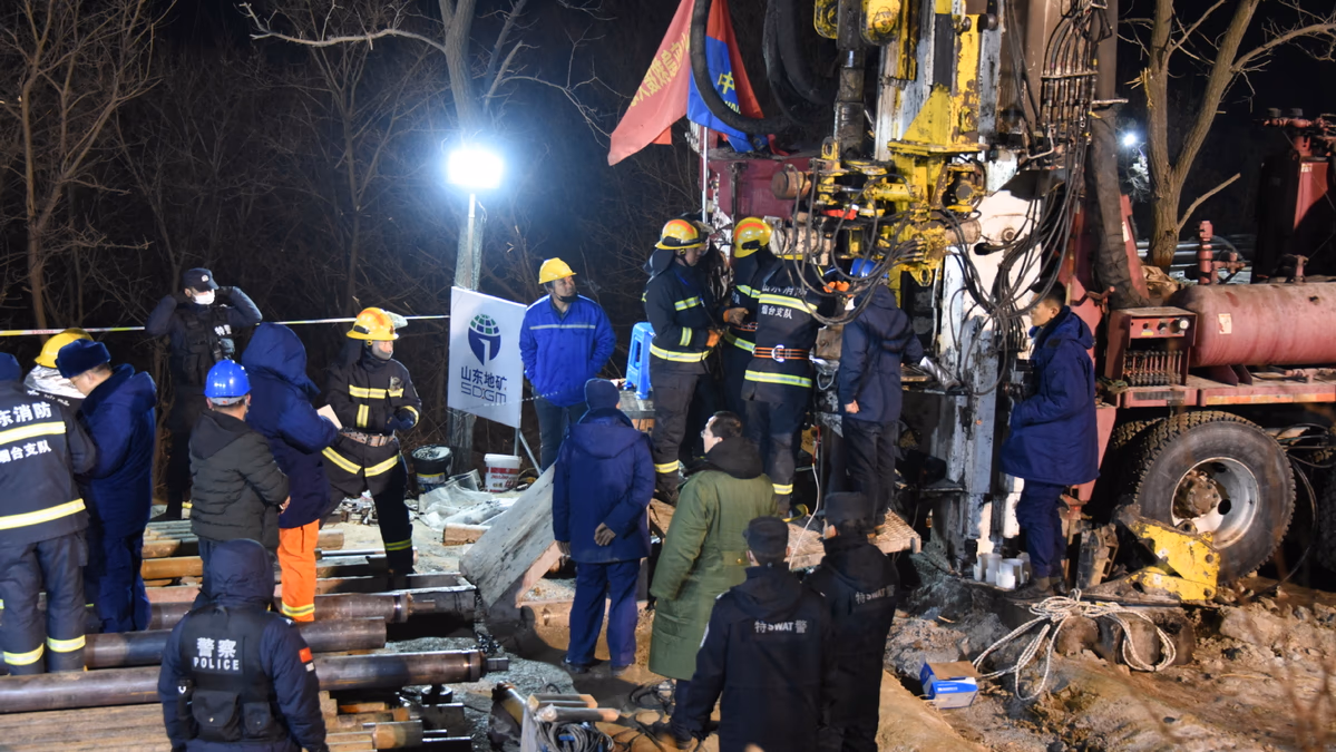 «No dejen de intentar rescatarnos»: la desesperada situación de 12 mineros atrapados en una mina de oro en China