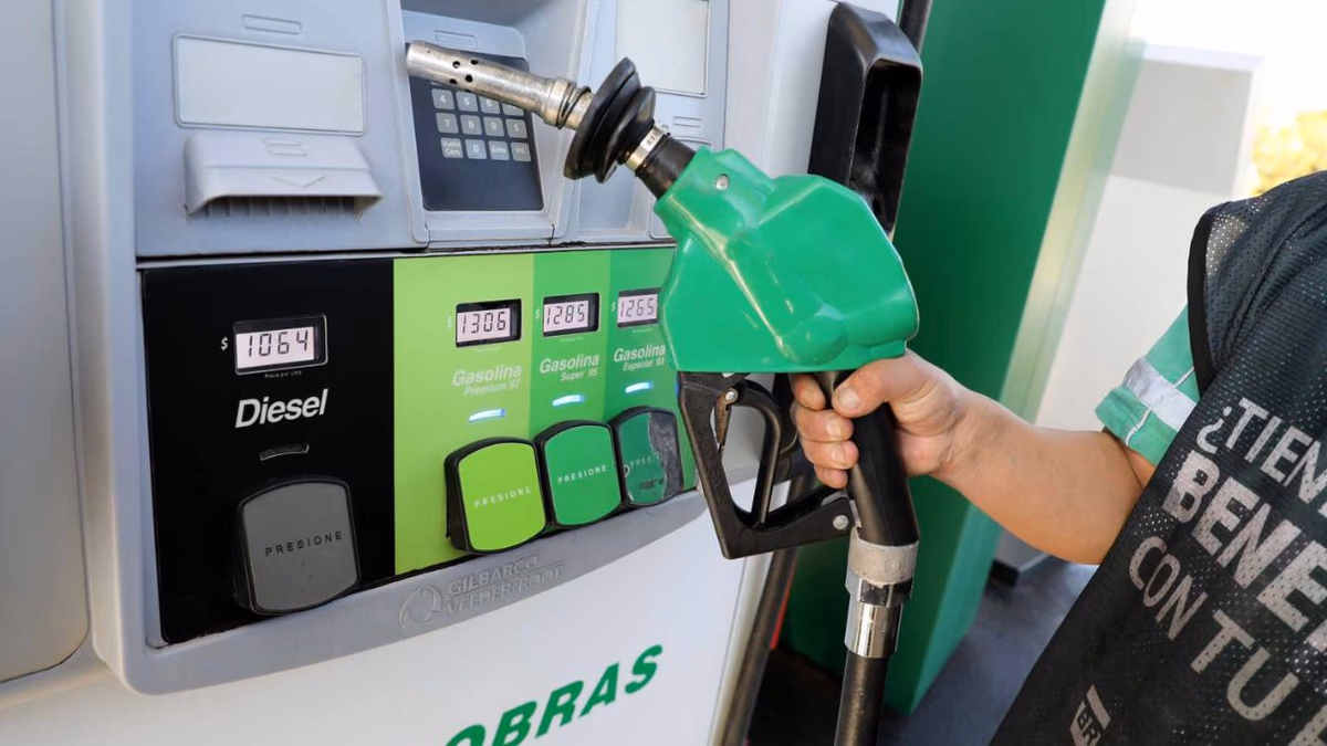 Gasolina 93 y bolsillo: cuánto pesa llenar el estanque hoy