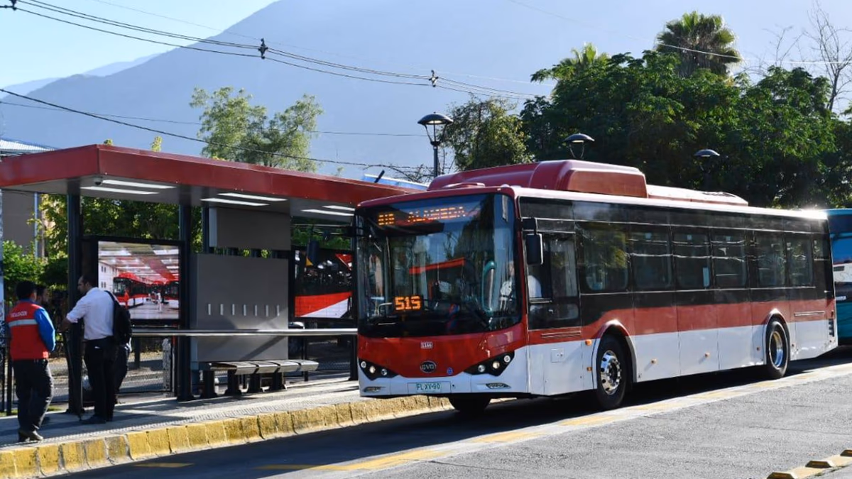 Nuevas Tecnologías en Paraderos de Santiago Revolucionan la Espera del Transporte Público Amid Falla del Metro