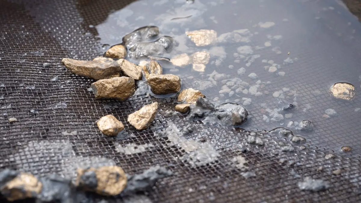 Oro alcanza máximo de siete semanas y la plata marca nuevo récord histórico