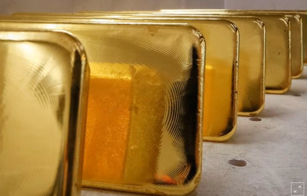 Oro cae por anuncio de China sobre aranceles, pero anotaría alza semanal
