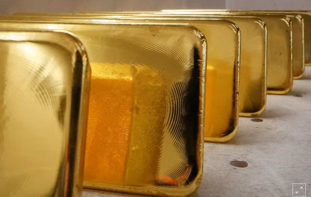 Oro cae por optimismo en acuerdo comercial que impulsa activos de riesgo