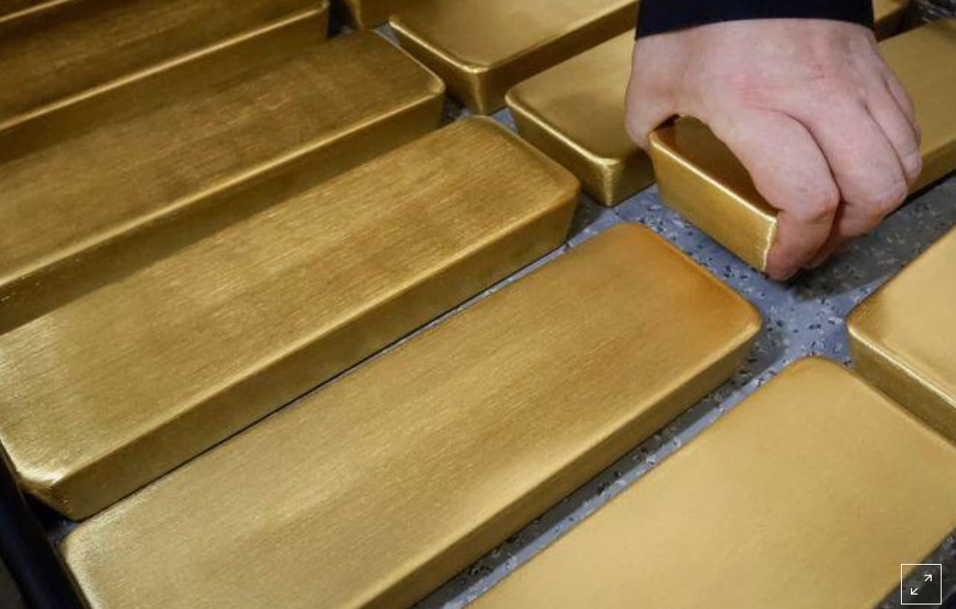 Oro opera estable antes de noticias sobre la Fed y los aranceles de EEUU