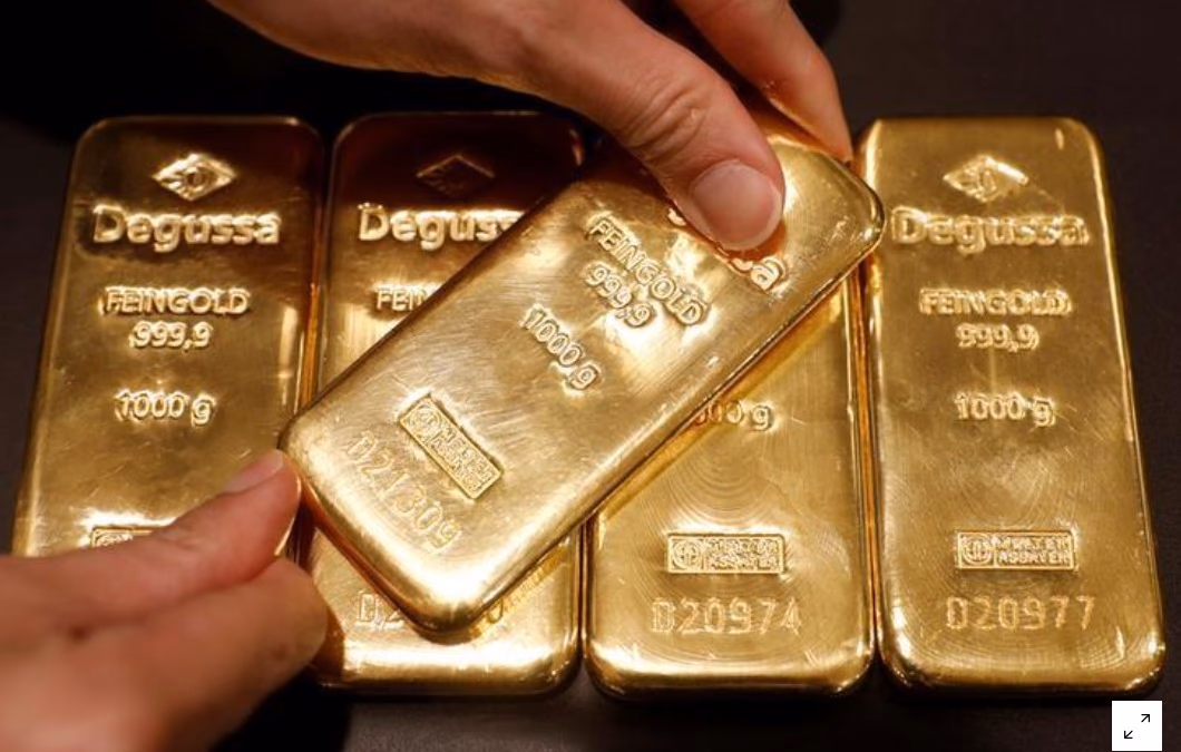 Oro retrocede ante avance de acciones