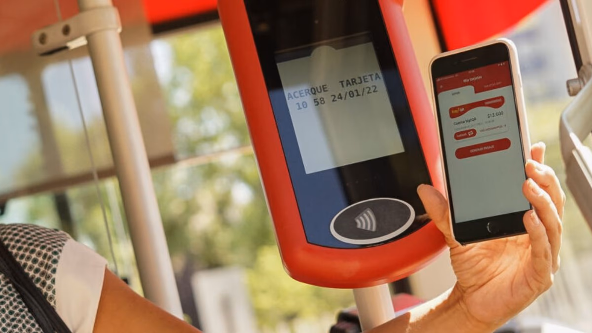 Pago con código QR facilita uso del transporte público en Chile