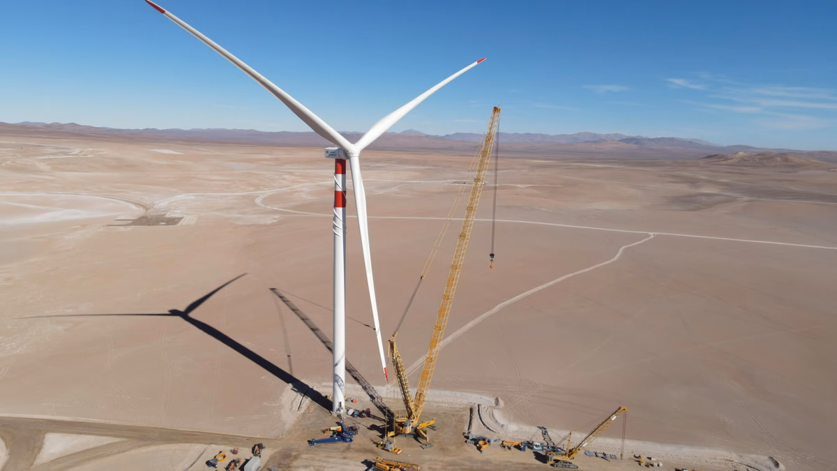 Parque Eólico Lomas de Taltal finaliza la instalación de su primer aerogenerador
