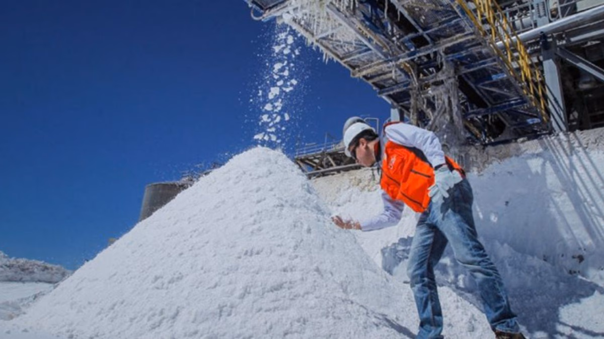 ¿Pasó el «boom»?: Expertos abordan la baja de precios del litio y urgen a Chile «pisar el acelerador»