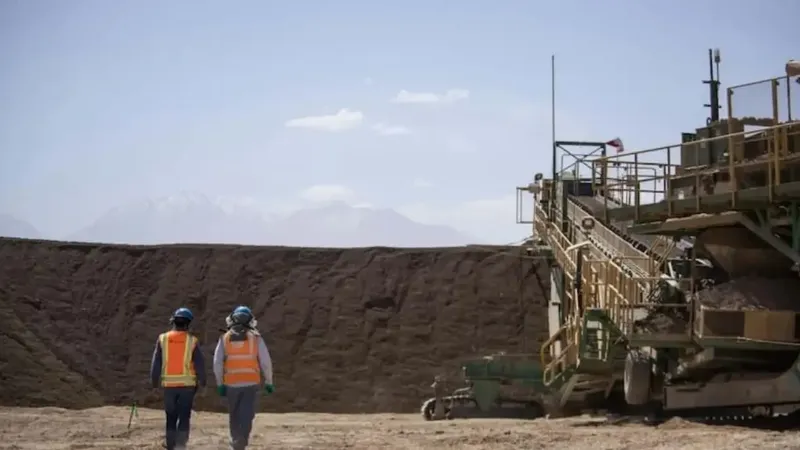 Perú: Expertos advierten que permisos lentos y minería ilegal frenan competitividad minera