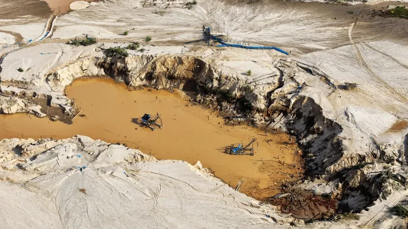 Perú extiende permisos para mineros informales y reaviva tensiones con la industria formal