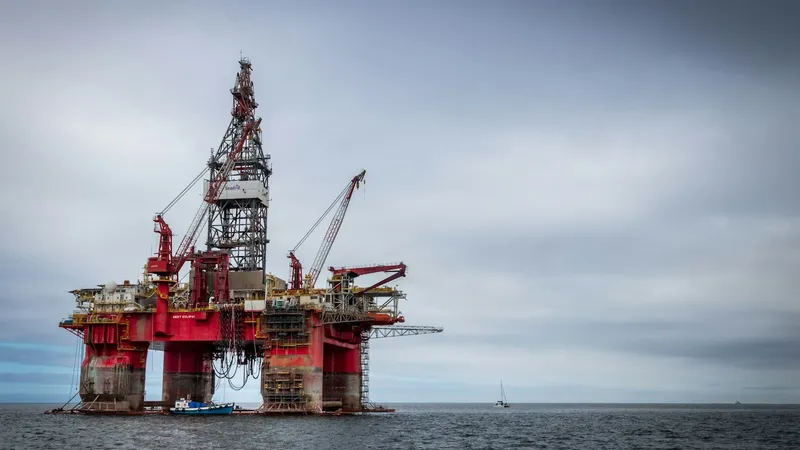 Petróleo global: ataques de Irán recortan en 600.000 barriles diarios la producción de Arabia Saudita y tensionan el suministro