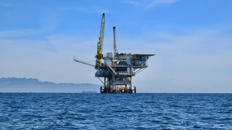 Petróleo sube sobre US$ 114 por tensión en Irán y salida de Emiratos Árabes Unidos de la OPEP