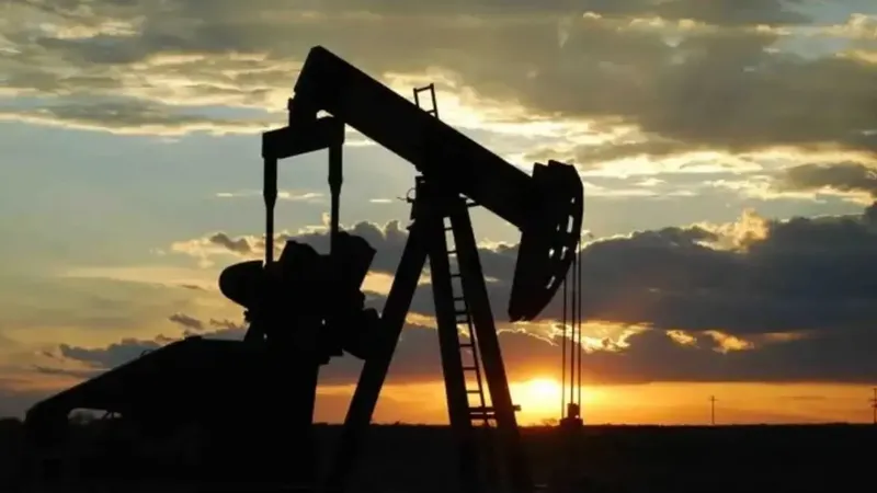 Petróleo vuelve a rozar los US$100: AIE advierte la mayor disrupción de suministro de la historia tras ataques a naves