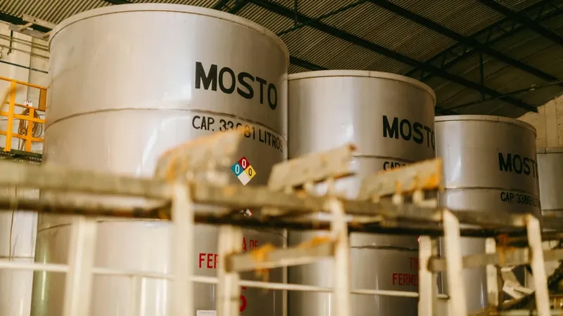 OPEP+ incrementa producción en 188.000 barriles diarios tras salida de EAU