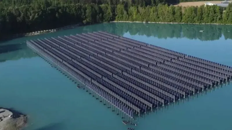 Planta fotovoltaica flotante vertical de 1,87 MW: el parque en Baviera que usa solo 4,65% del lago y proyecta 2 GWh al año