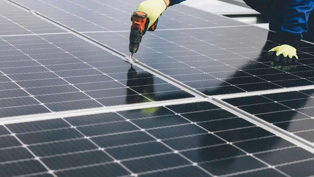 Plata a US$77 la onza: el golpe que empuja a los paneles solares a reemplazarla por cobre