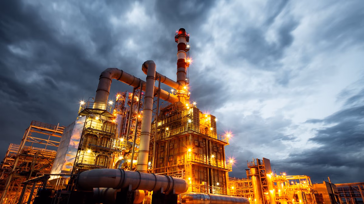 Políticas Petroleras de Trump Impulsan Producción pero Enfrentan Riesgos de Superávit Global y Tensiones Geopolíticas hacia 2025