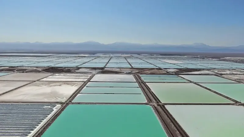 Precio del litio sube 48% en dos meses y expertos prevén que recaudación fiscal en el Salar de Atacama se triplique en 2026