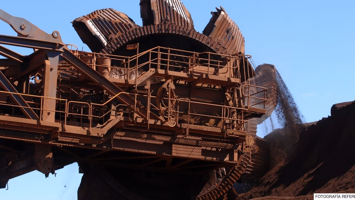 Precio del mineral de hierro en mínimo de 4 meses por demanda moderada y aumento de inventarios