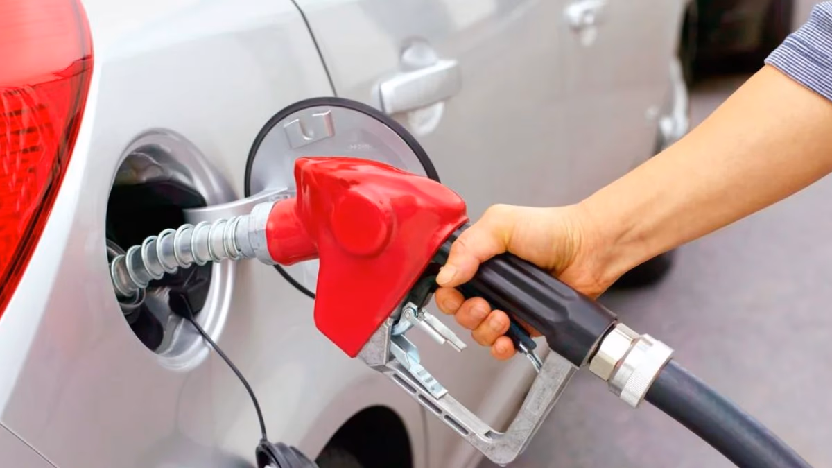 Precio del petróleo cae a mínimos históricos: ¿cuándo se verá reflejado en los combustibles en Chile?