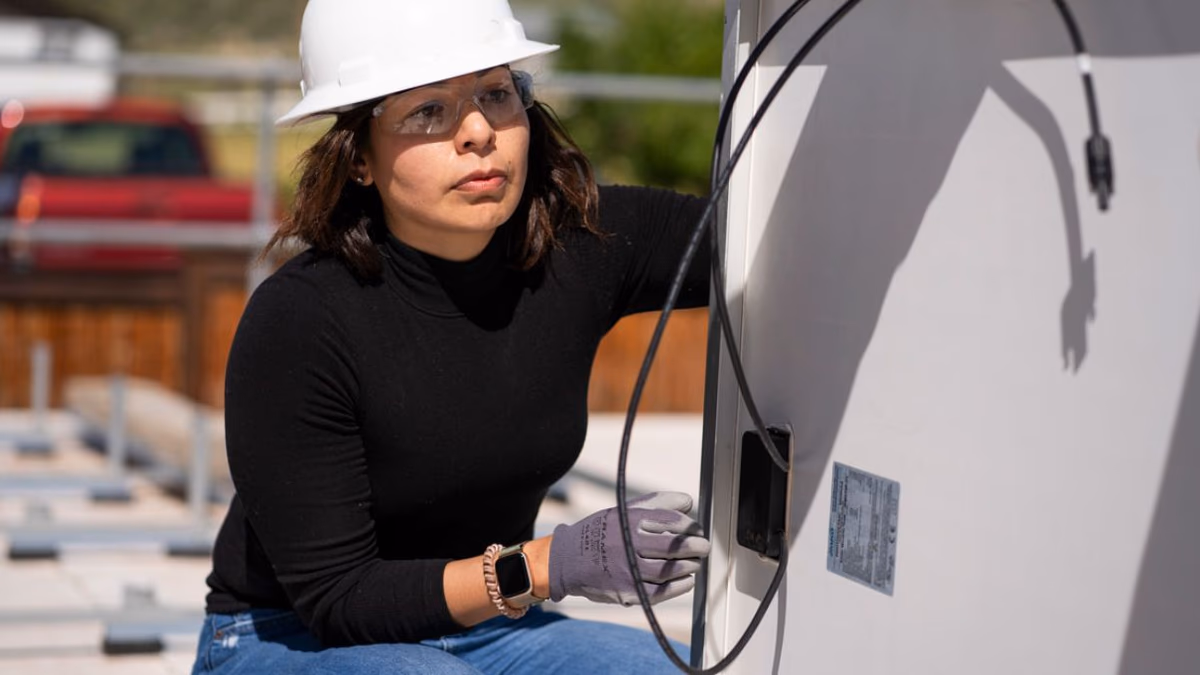 Programa de mentorías empodera a mujeres en energía solar