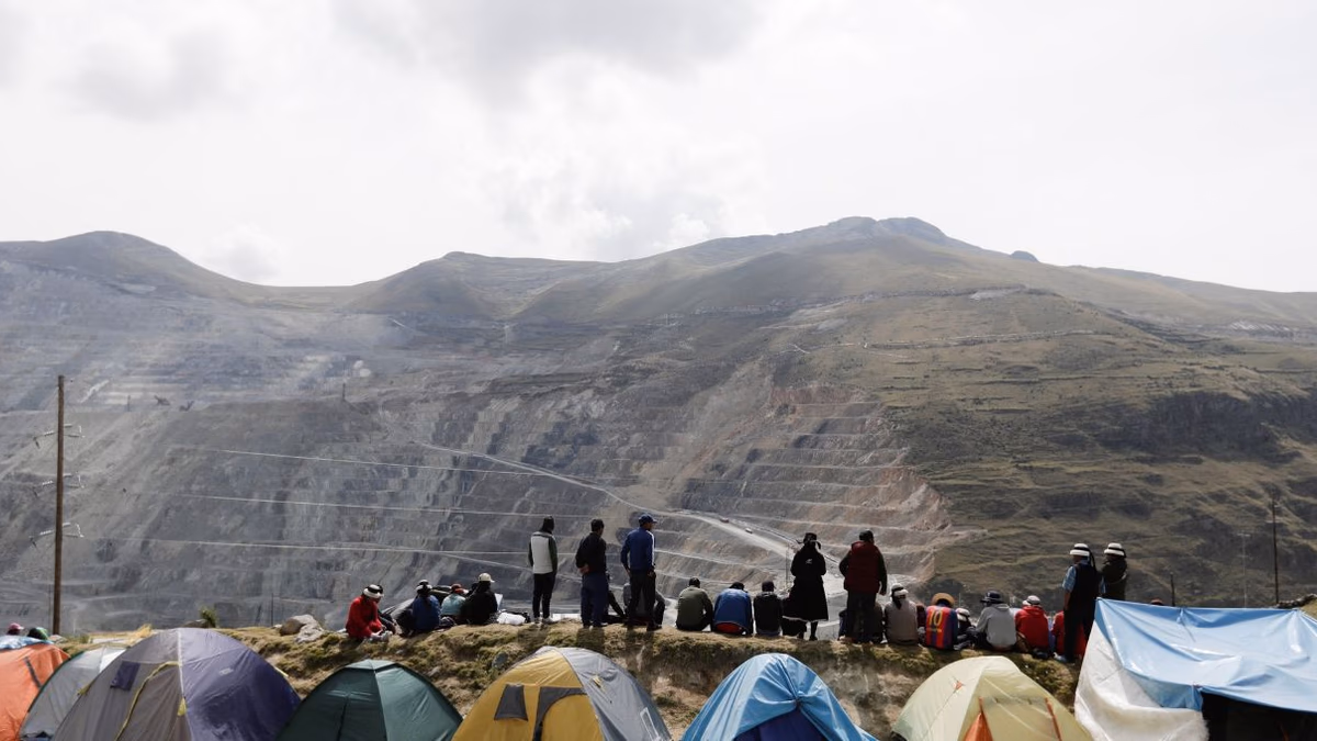 Protesta bloquea camiones en gran mina de cobre de Perú; operaciones continúan