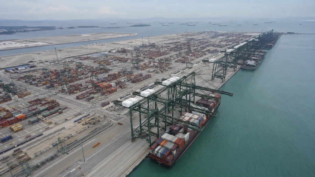 Singapur avanza en la construcción del puerto automatizado de Tuas con capacidad para 65 millones de TEU