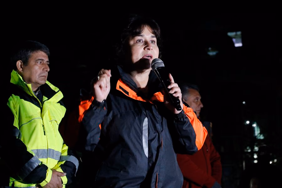 Quién es Andrea Cruces, la líder sindical que anunció el cierre de Ventanas y dirige el paro de la fundición