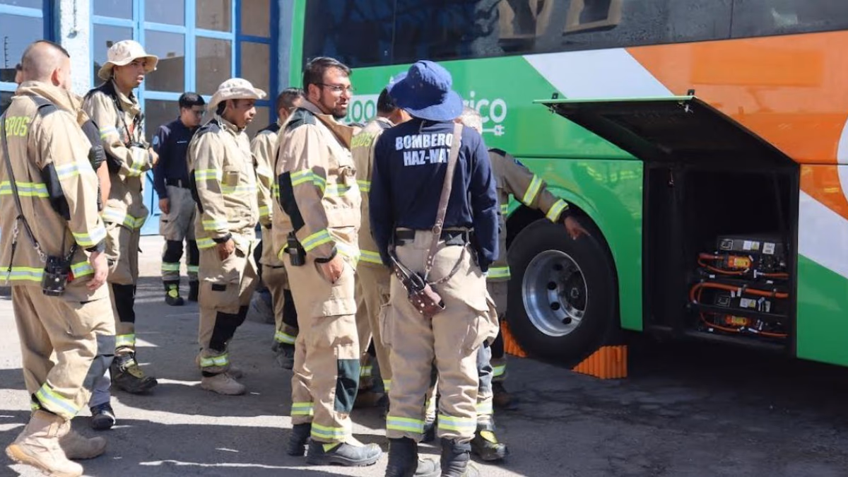 Radomiro Tomic capacitó a bomberos de Calama y a su Brigada en atención de emergencias en equipos 100% eléctricos