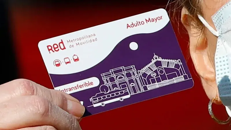 Rebaja del 50% en transporte público para adultos mayores: cómo obtener la tarjeta y dónde usarla