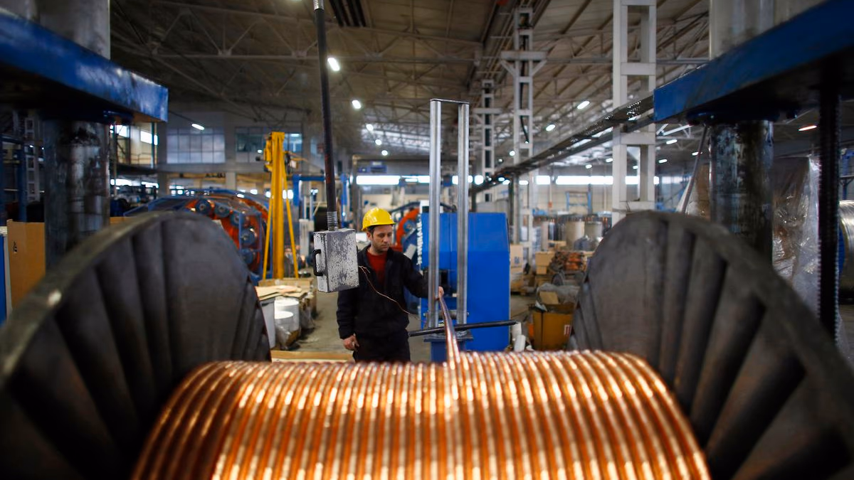 Récord de primas de cobre en Europa mientras los compradores excluyen a Rusia