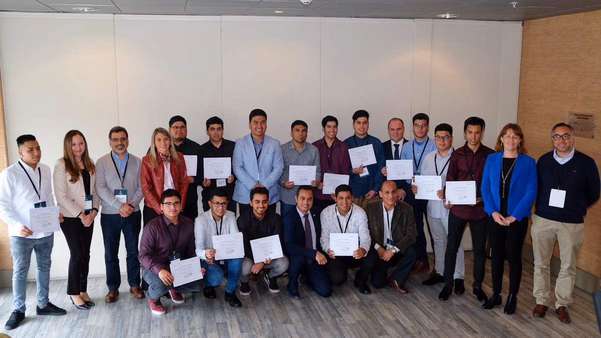 Red ELEVA, Finning y Minera Antucoya certifican competencias laborales de 16 jóvenes en minería