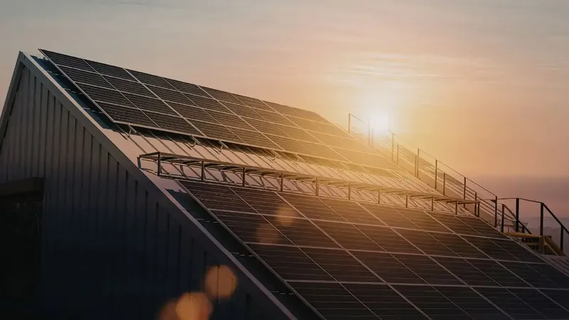 Reino Unido abrirá la venta de paneles solares enchufables en supermercados para hogares con balcones y espacios exteriores