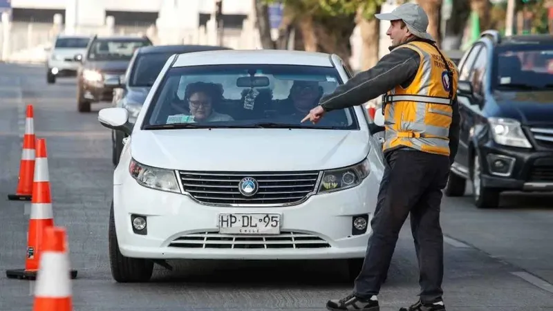 Restricción vehicular en Santiago: estas son las patentes que no podrán circular este martes 26 de agosto