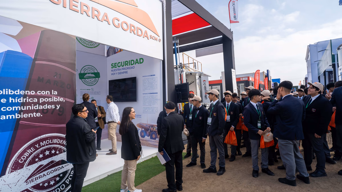 Sierra Gorda SCM firma compromiso por la sustentabilidad con sus proveedores