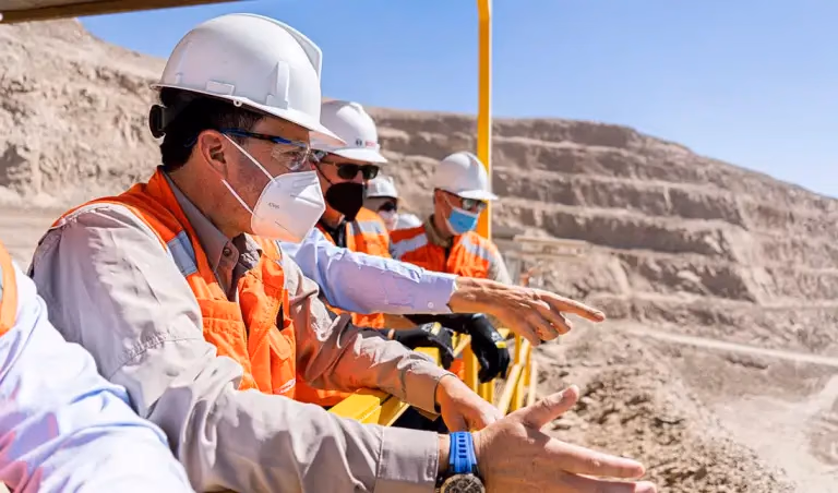 Sierra Gorda SCM innova a nivel mundial con sistema “Smart Lockout” en su faena minera