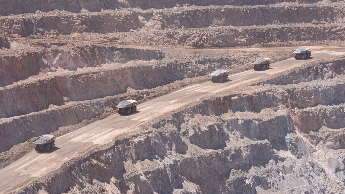 Sierra Gorda SCM y Komatsu firman nuevo acuerdo para la mantención de camiones mineros de última generación