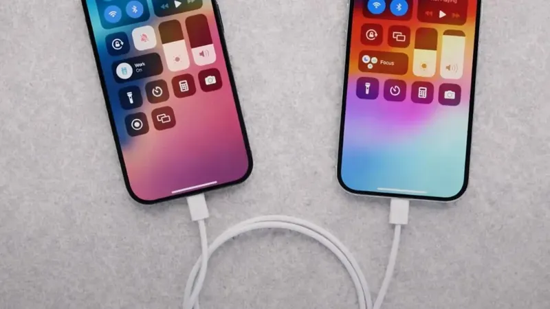 Sin cargador y con poca batería: así puedes cargar tu iPhone con otro iPhone