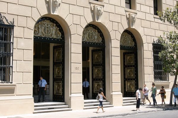 Sin contar Codelco: informe calcula que sostener a las empresas estatales le cuesta al Fisco el equivalente a 6.500 viviendas sociales por año
