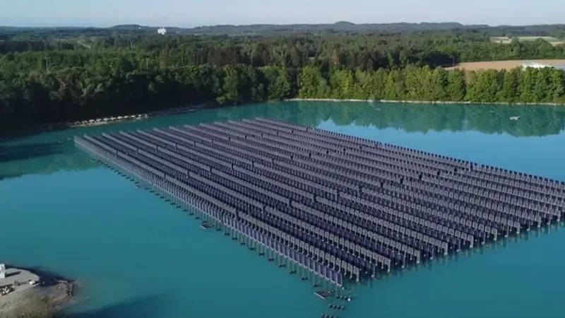 Solar flotante: 2.600 paneles verticales en un lago minero de Alemania y el rendimiento que buscan