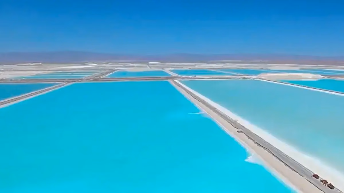 SQM vuelve a utilidades en 2025 con impulso del yodo y avances en litio internacional