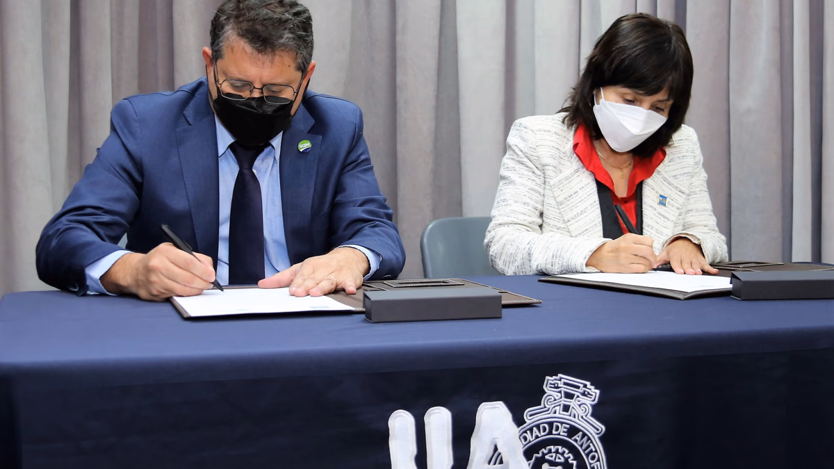 SQM y Universidad de Antofagasta firman convenios que potenciarán el desarrollo de procesos sustentables en torno al litio
