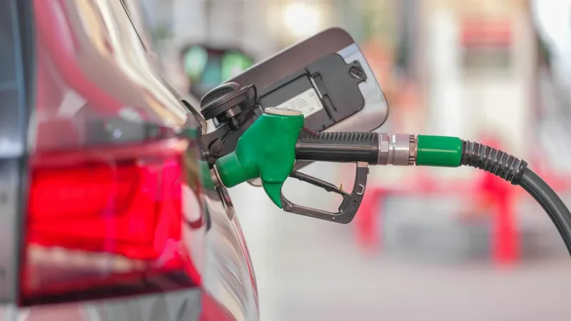 ¿Sube o baja la bencina? Revisa el precio del combustible para los próximos días