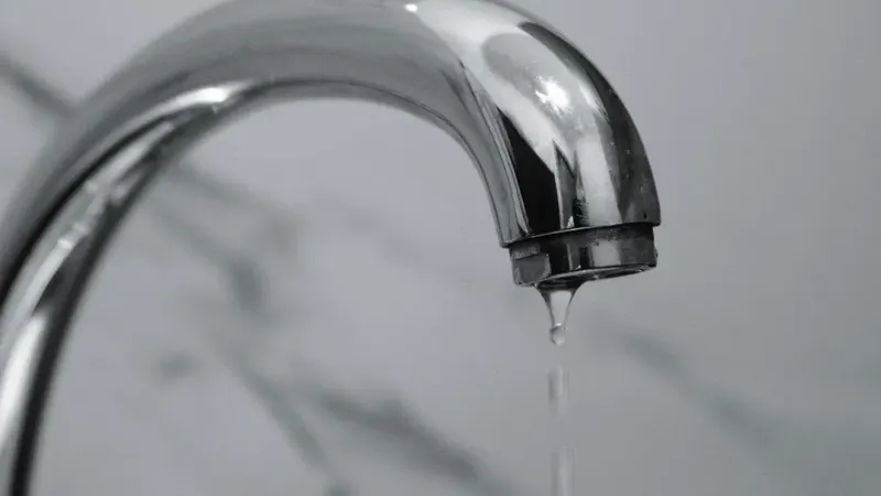 Subsidio de agua potable 2026: rebaja de 25% a 85% en hasta 13 m³ y el requisito del 5% que define si puedes postular