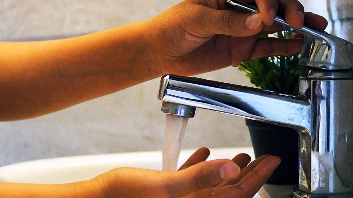 Subsidio estatal al agua potable y alcantarillado para familias vulnerables.