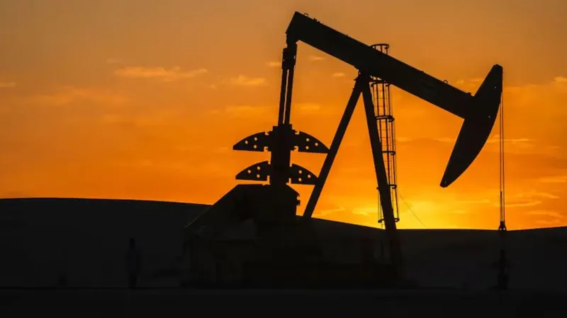 Tensión en Oriente Medio: el petróleo enfrenta su mayor crisis en décadas