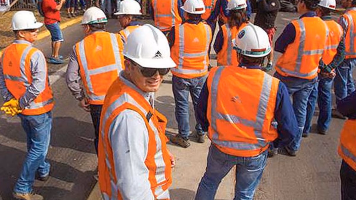 Trabajadores de Escondida llegan a preacuerdo con la empresa y se evita huelga en mayor operación de cobre del mundo